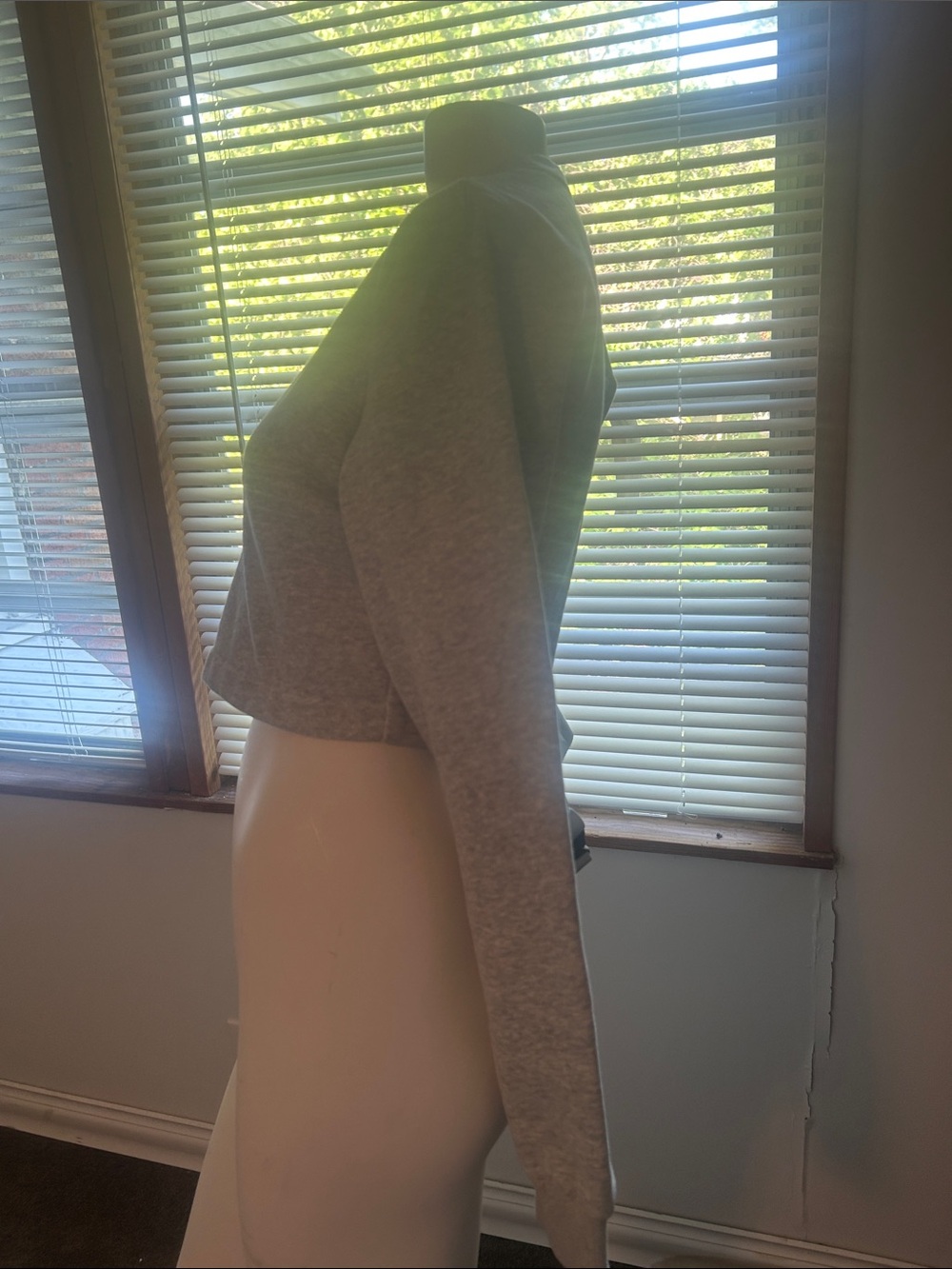 Akira Gray crop sweatshirt with cutout back and latch - Picture 3 of 7